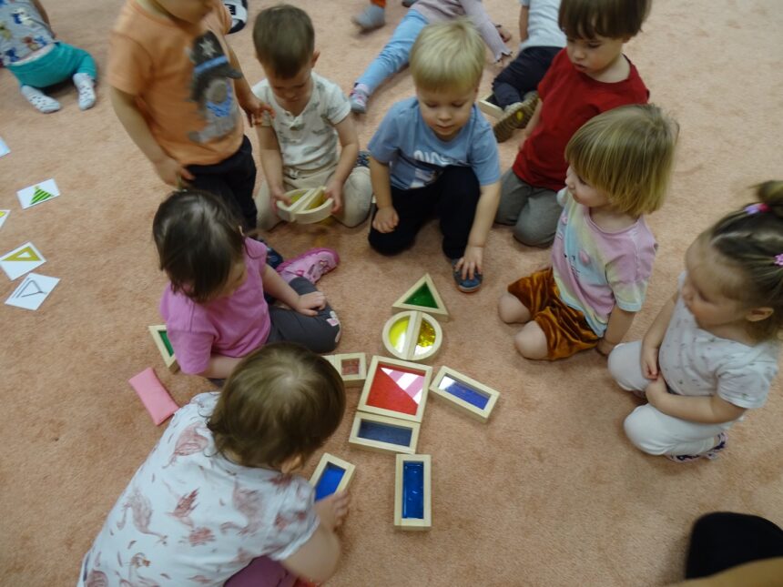 Dzieci układają ludzika z kolorowych szkiełek