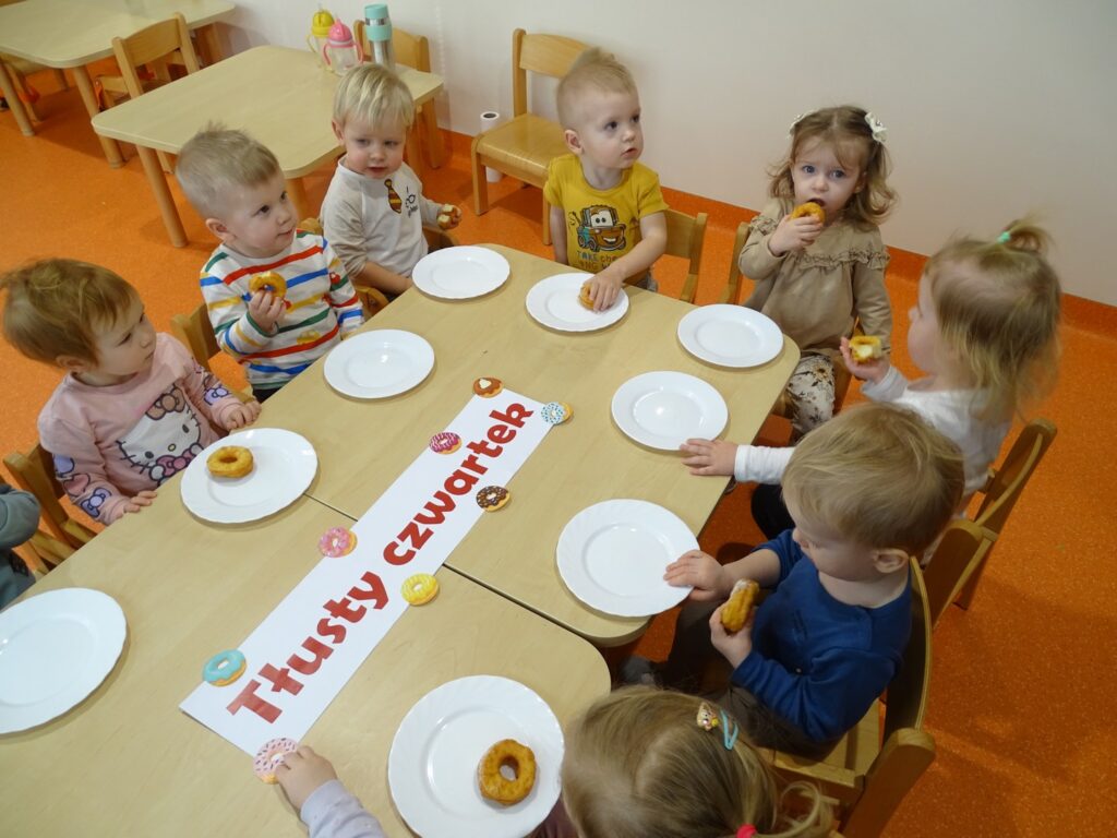 Wspólne jedzenie donatów