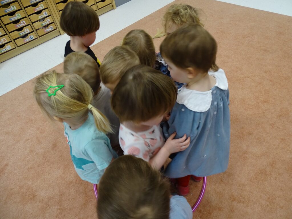 dzieci stoją w kółeczku