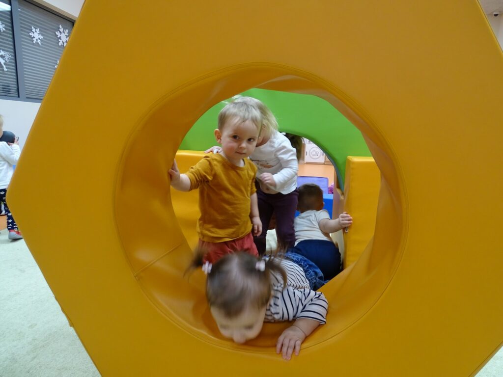 Dzieci przechodzą przez koło