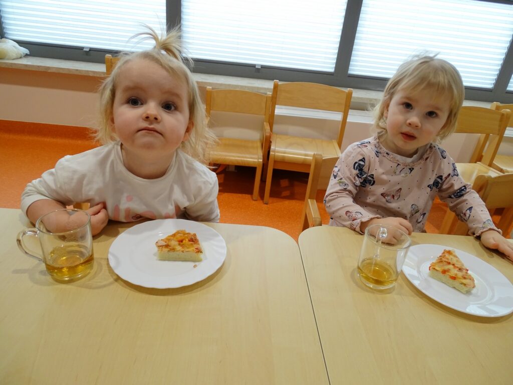 Dziewczynki jedzą pizzę