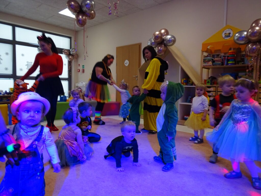 Opiekunowie tańczą z dziećmi
