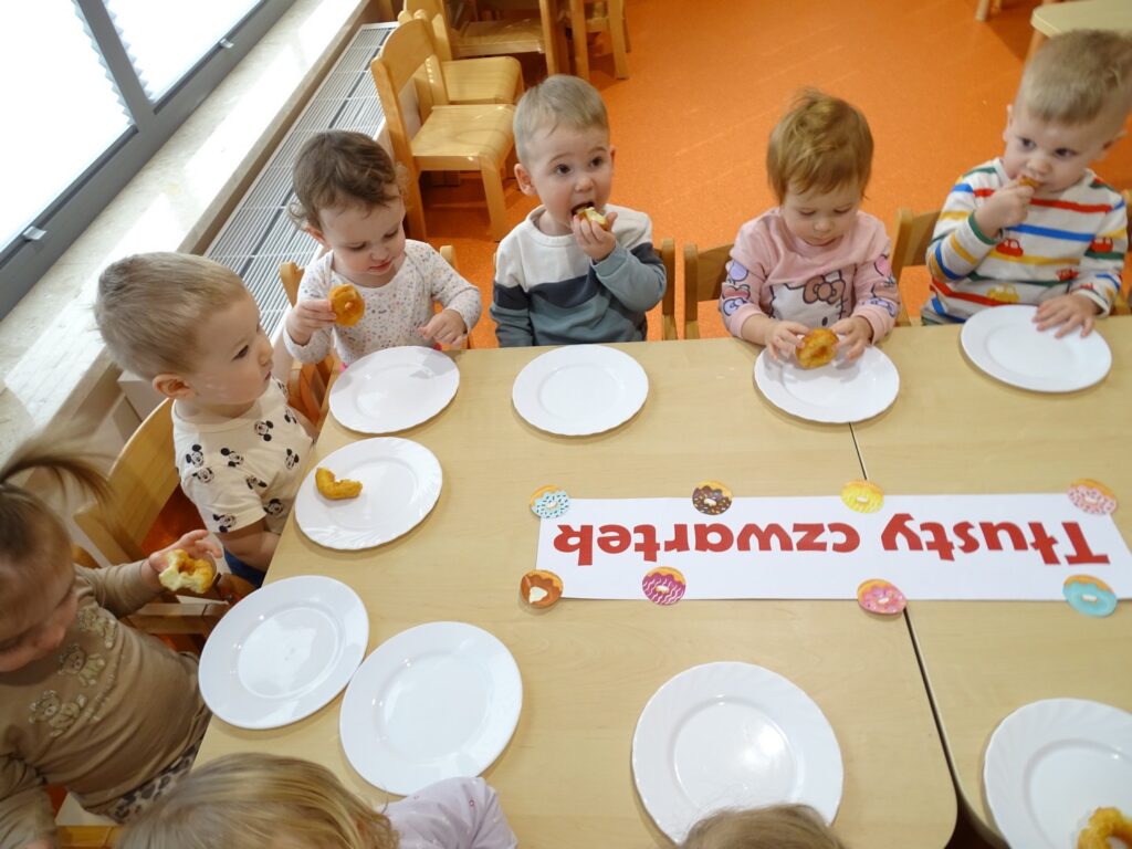 Dzieci jedzą donaty