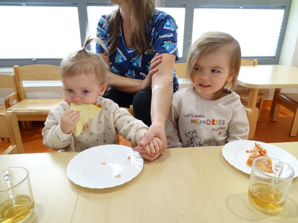 Wspólne jedzenie pizzy