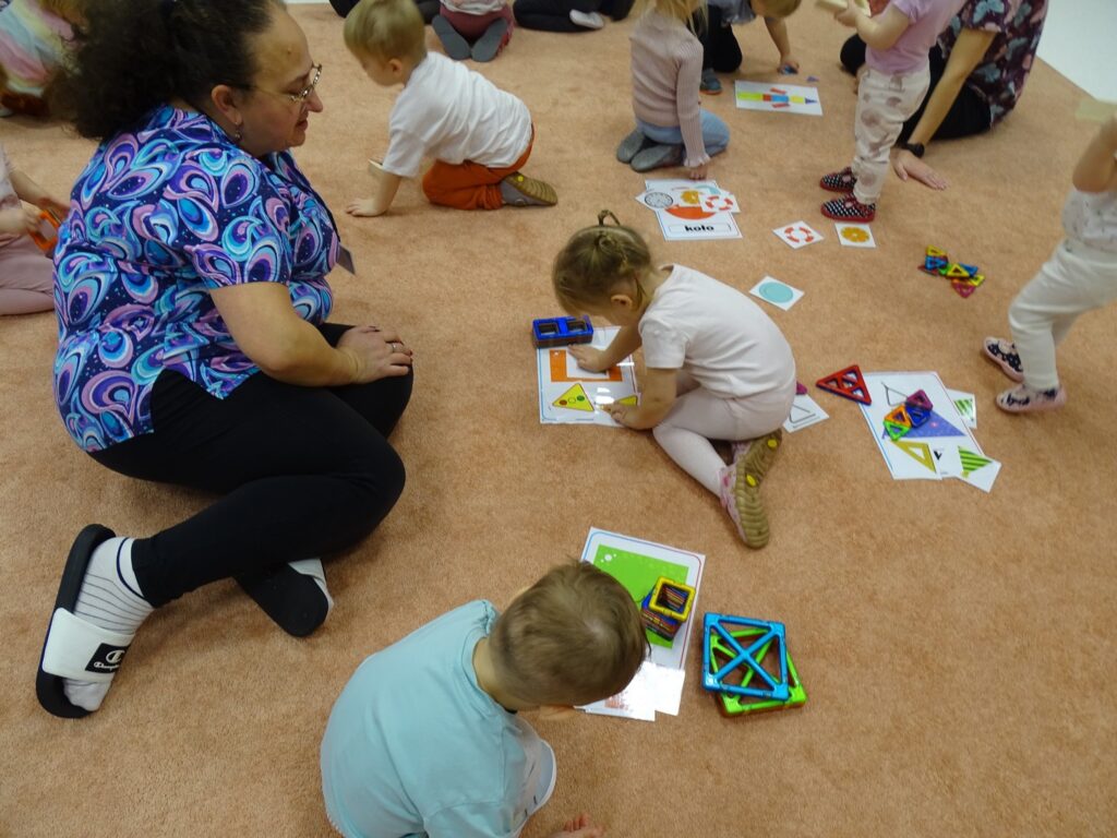 Dzieci dopasowują figury do obrazków