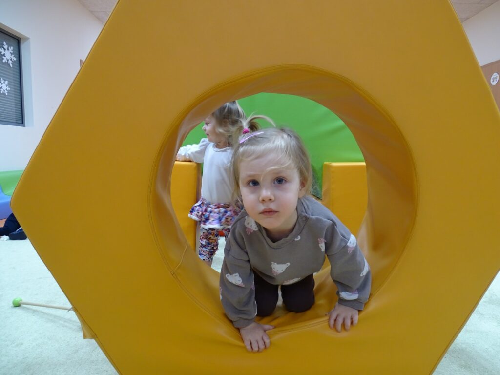 Dziewczynka przechodzi pod przeszkodą