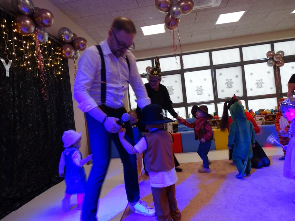 Pan Ark tańczy z dziewczynką