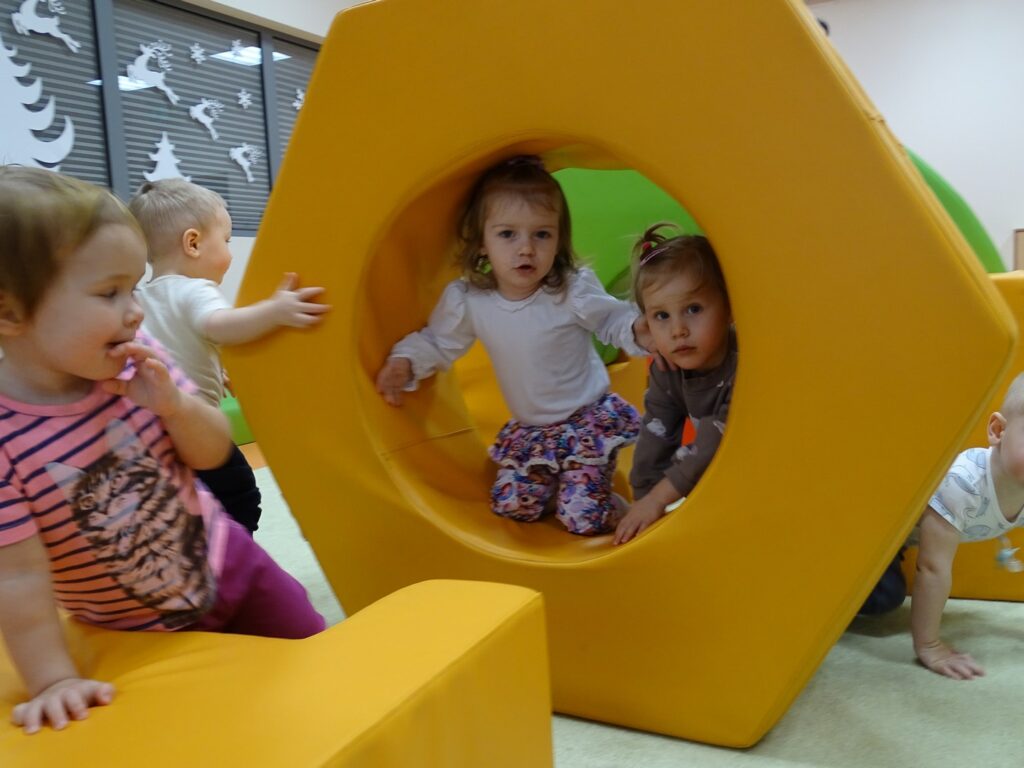 Dzieci przechodzą przez tor przeszkód