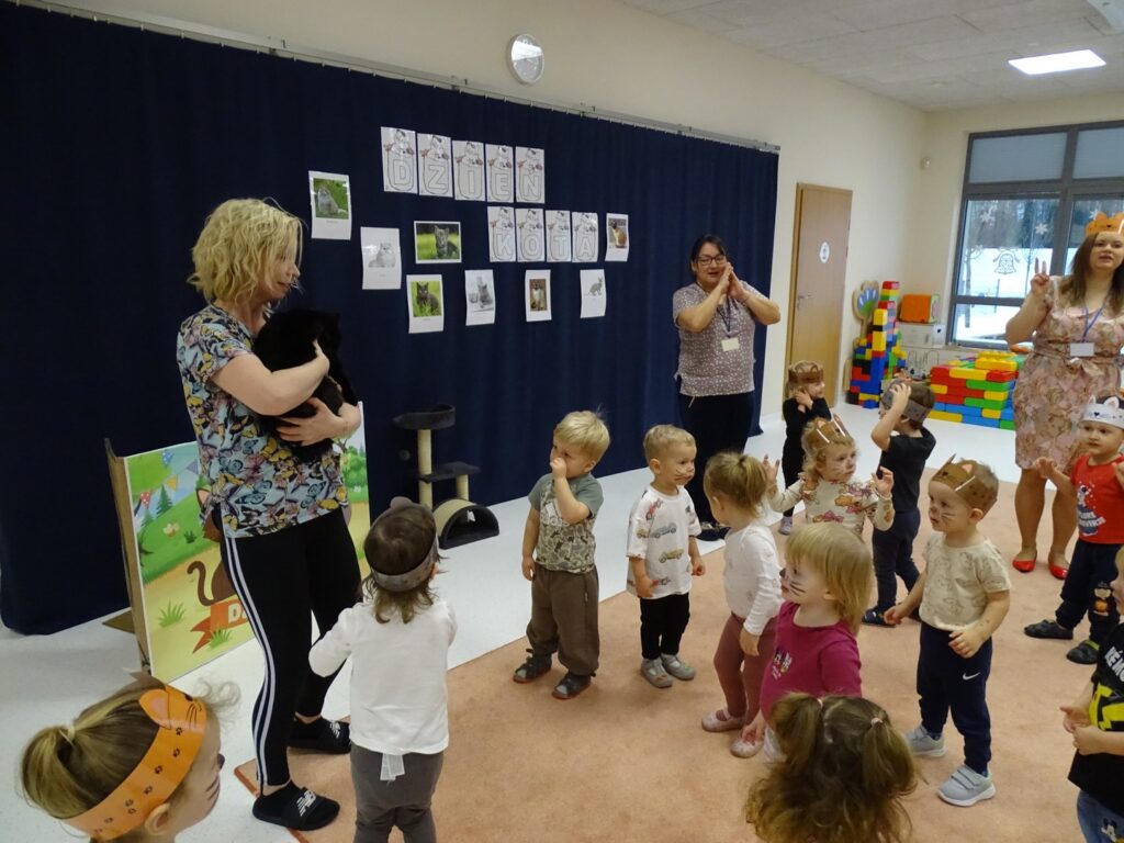 Dzieci tańczą piosenkę o kotku
