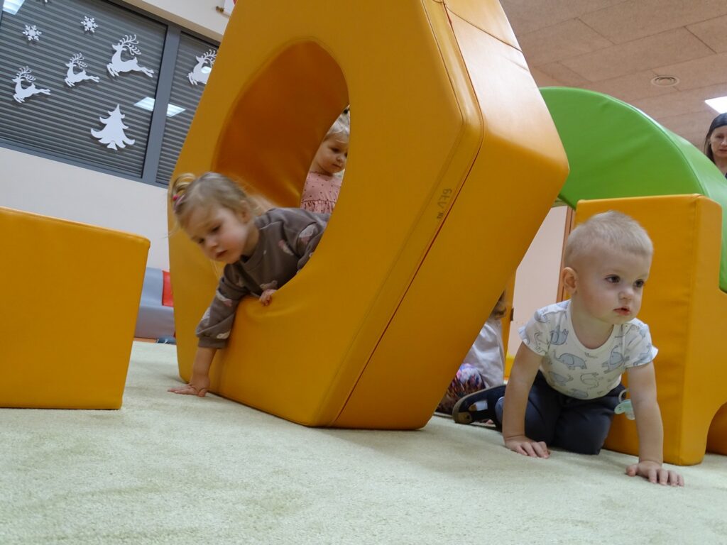 Dzieci na torze przeszkód