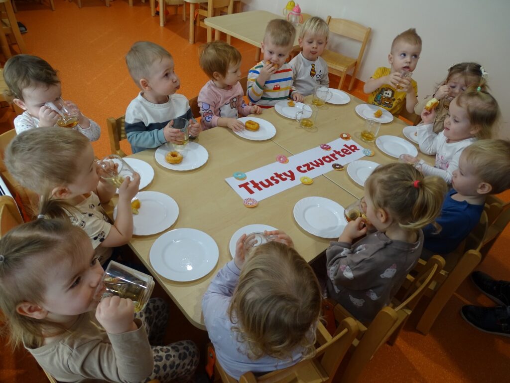 Wszystkie dzieci jedzą przy stoliku