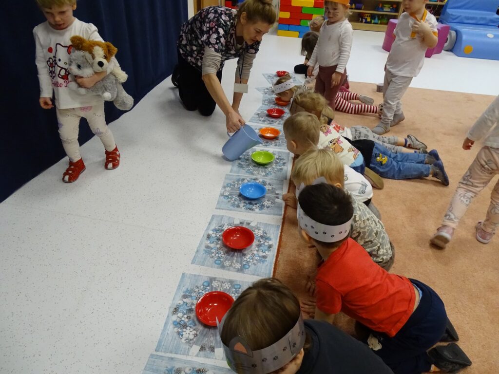 Opiekunka nalewa mleczko do miseczek