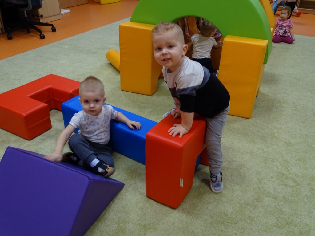 Dzieci wchodzą na przeszkodę