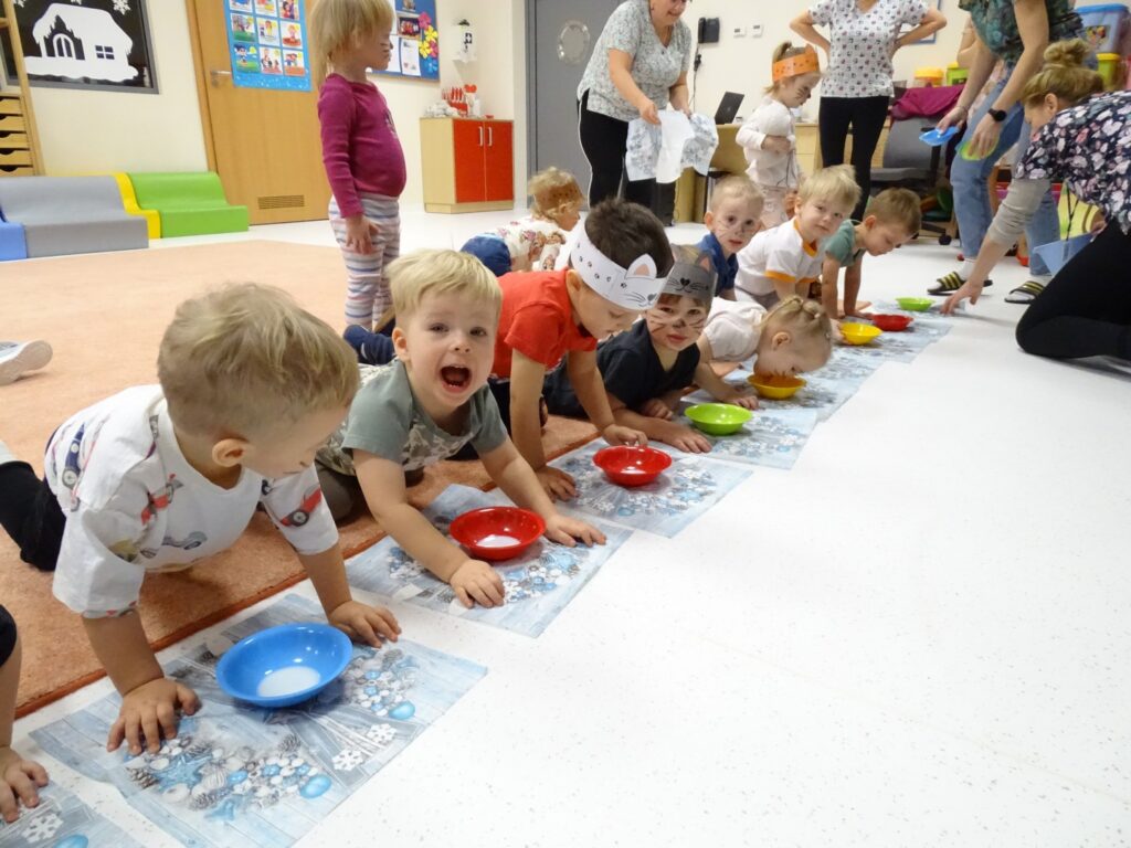 Dzieci pokazują jak piją kotki