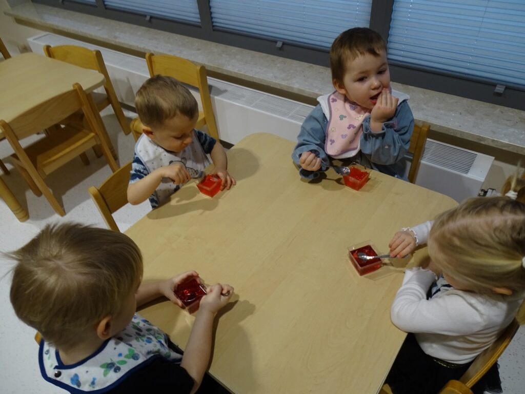 Dzieci jedzą galaretkę