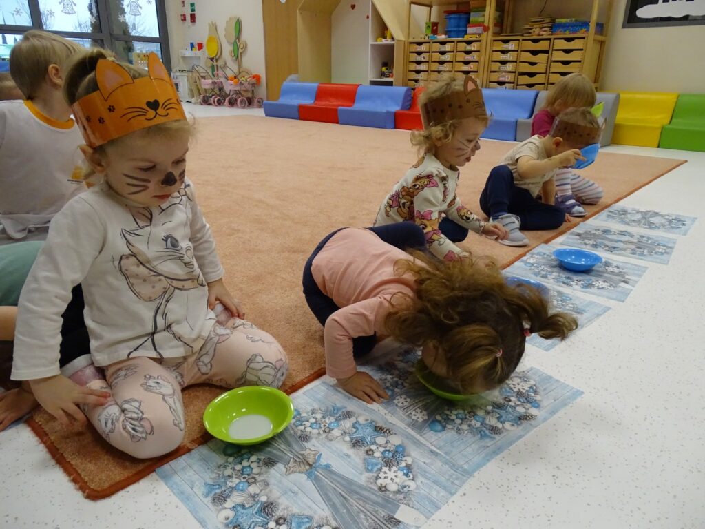 Dziewczynka pije mleczko z miseczki