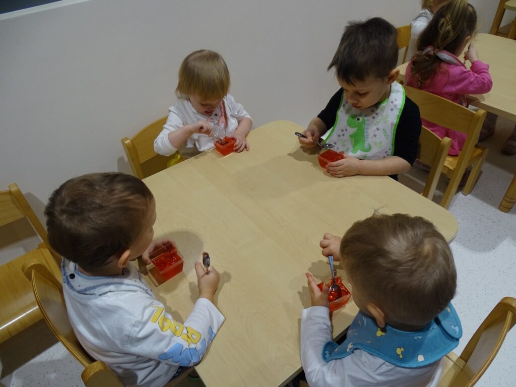 Dzieci przy stolikach