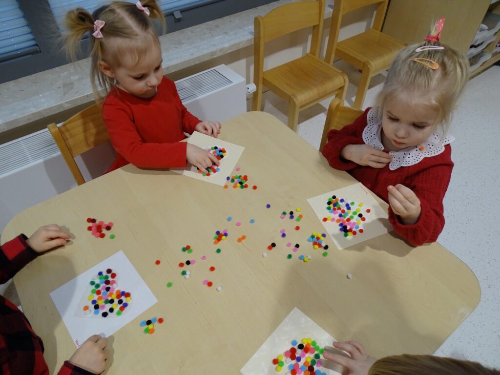 Dzieci wybierają kolor pomponików