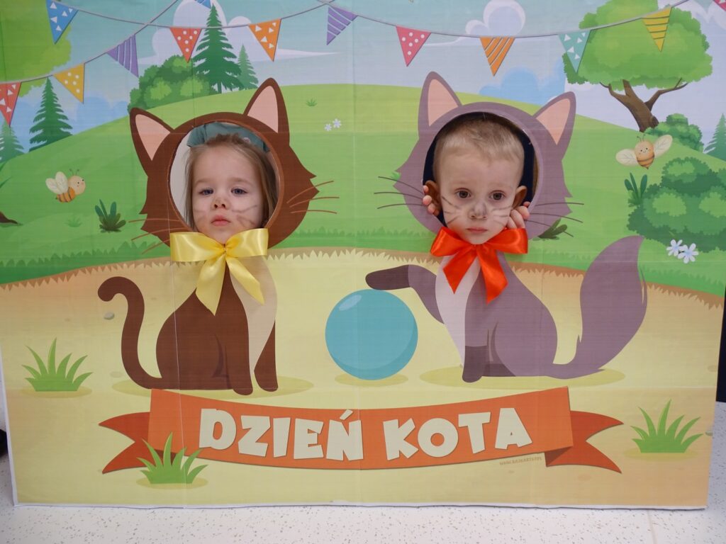 Dzieci pozują w fotoramce