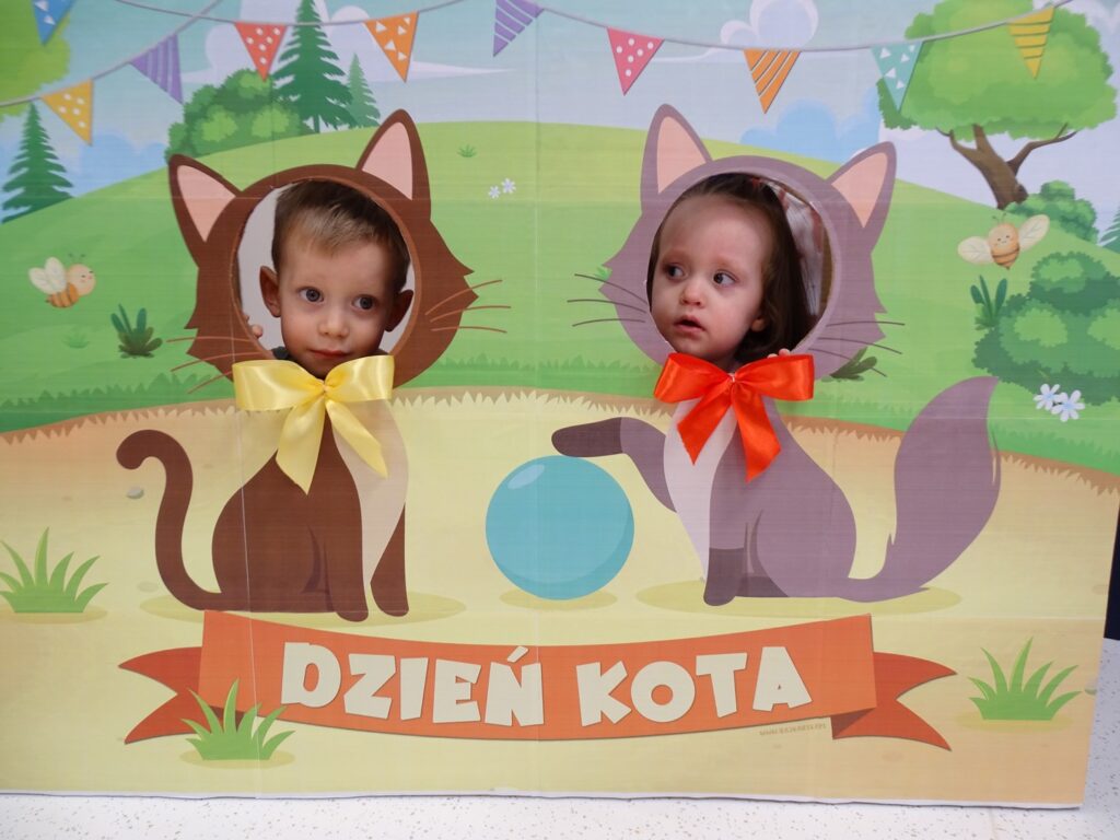 Dzieci pozują do zdjęcia