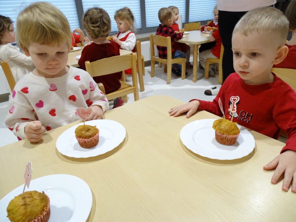 Dzieci pozują z walentynkowymi muffinkami