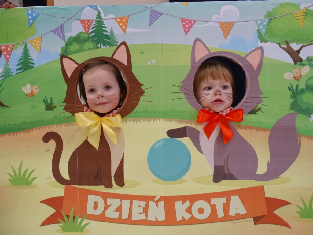 Dziewczynki pozują do zdjęcia