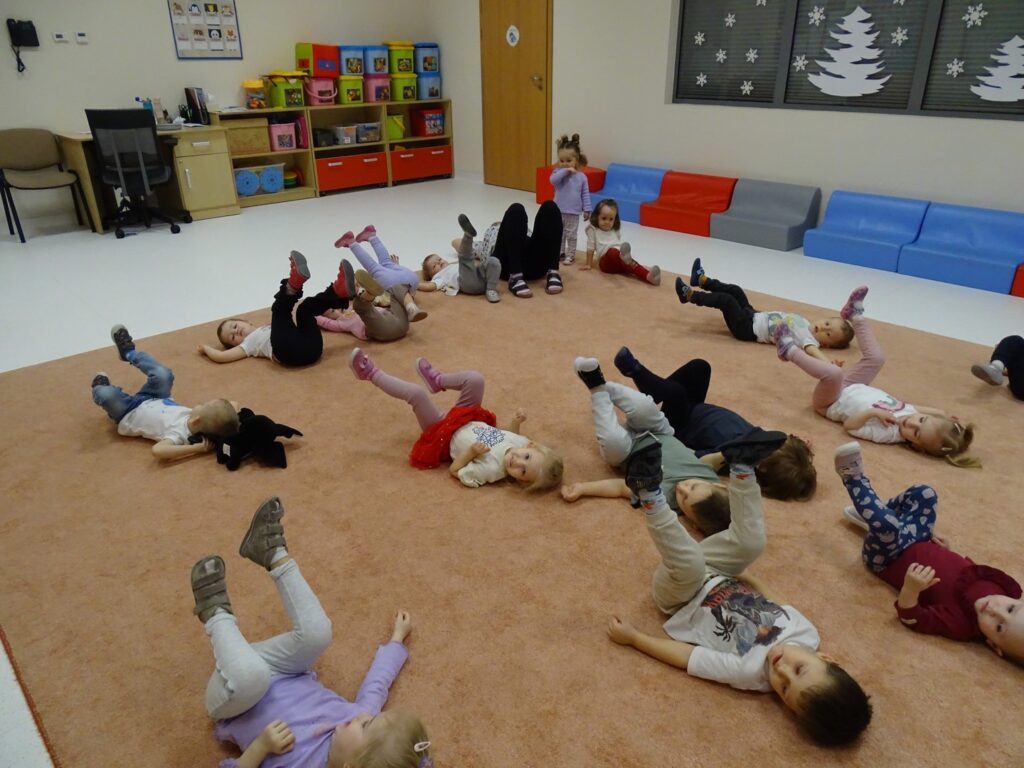 Dzieci ćwiczą rowerek