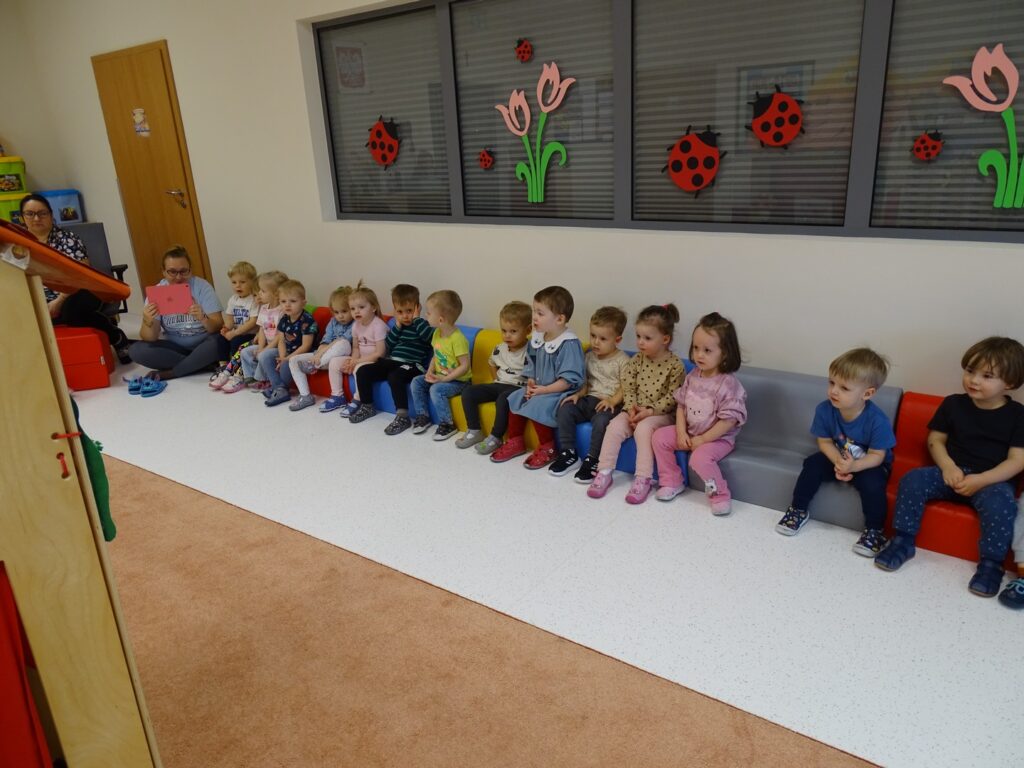 Dzieci czekają na przedstawienie