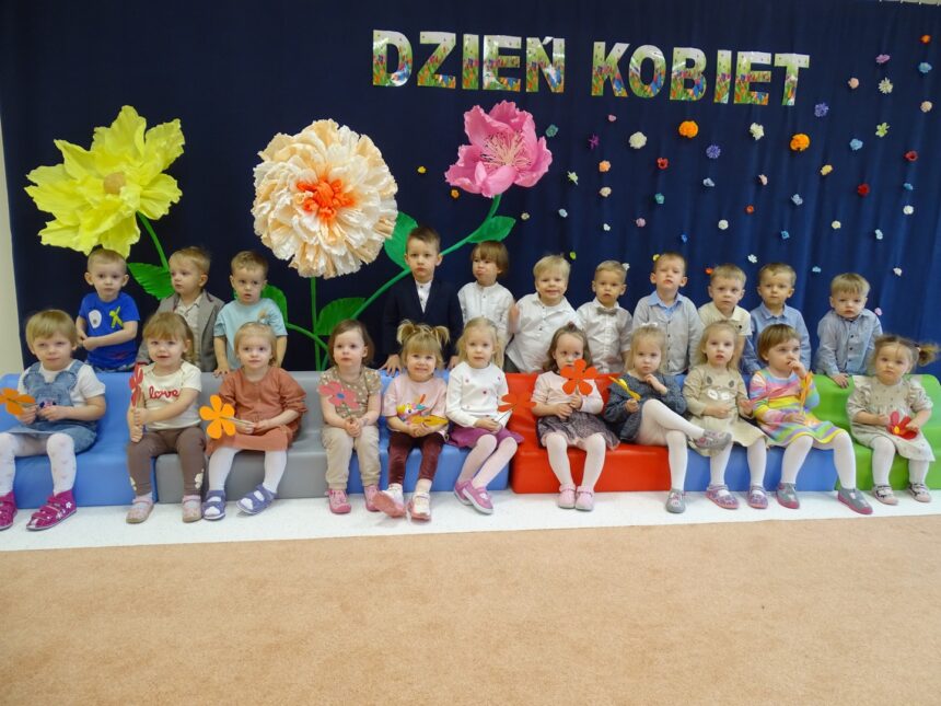 Dzieci pozują do wspólnego zdjęcia