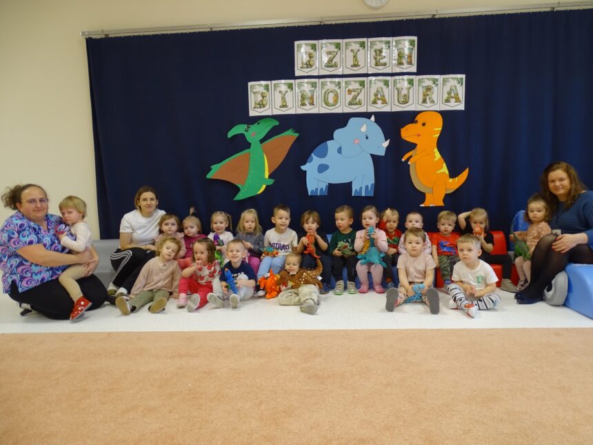 Dzieci pozują do wspólnego zdjęcia