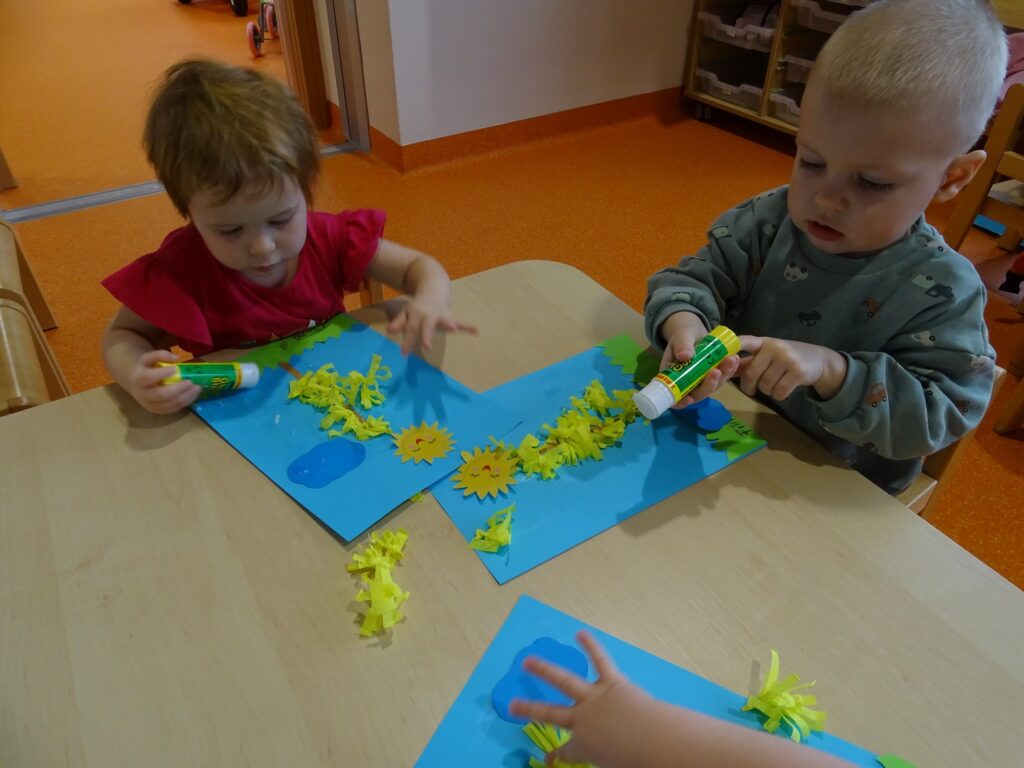 Dzieci pracują z klejem