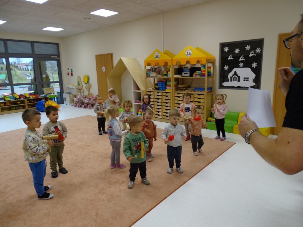 Dzieci próbują grać na instrumentach