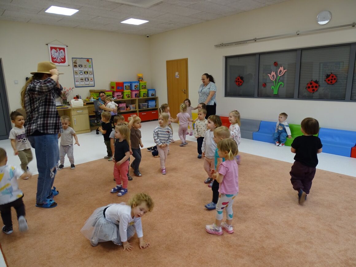 Dzieci tańczą piosenkę o farmie