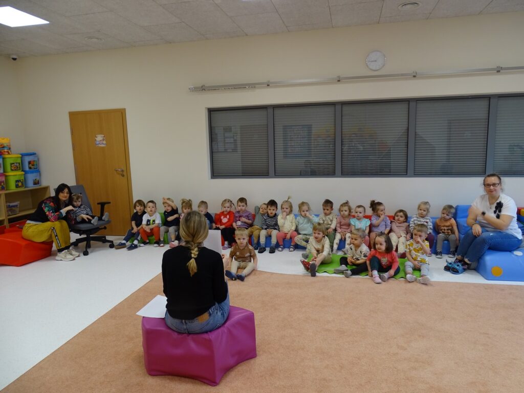 Opiekunka opowiada dzieciom o pracy dentysty