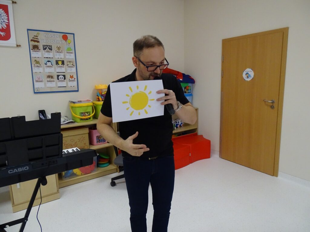 Pan pokazuje zdjęcie słoneczka
