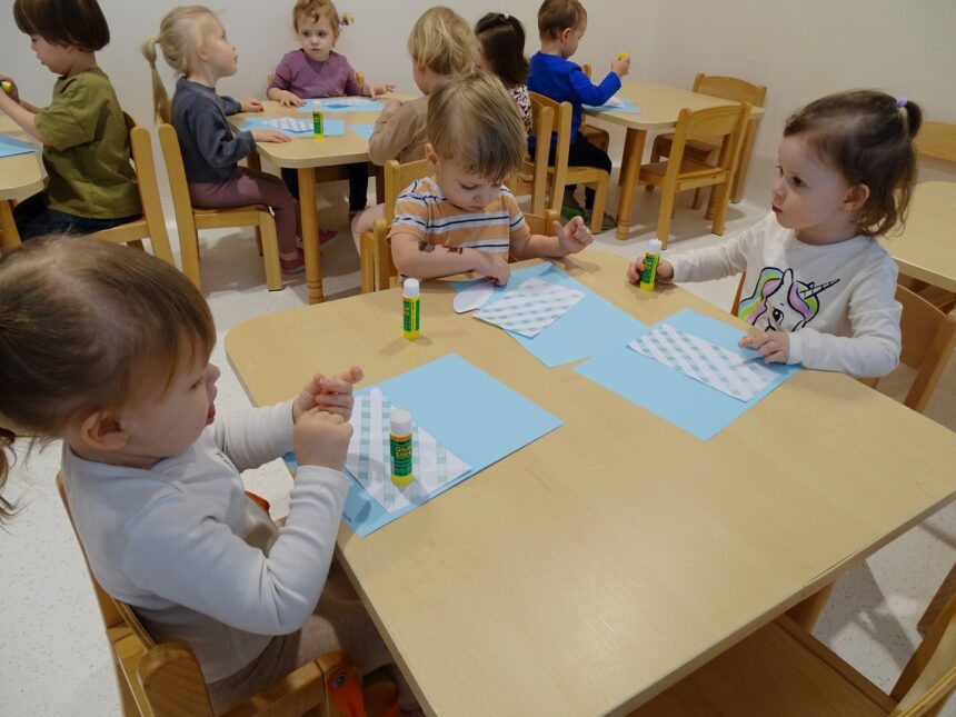 Chłopczyk nakleja rybkę