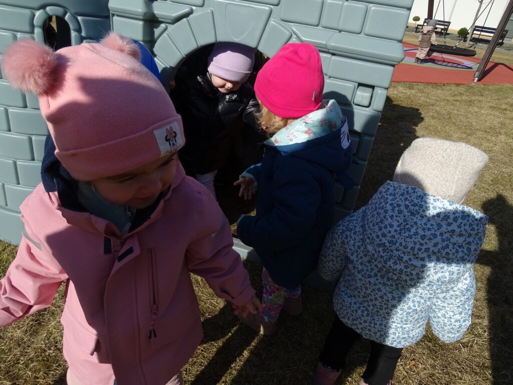 Dzieci bawią się w zamku