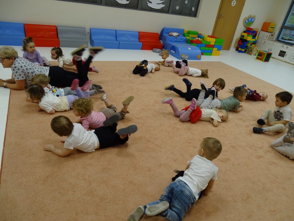 Dzieci machają nóżkami