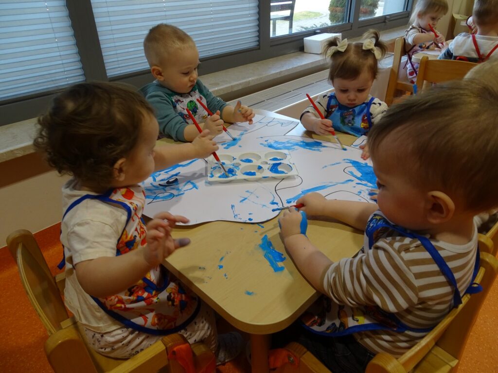 Dzieci malują dinozaura