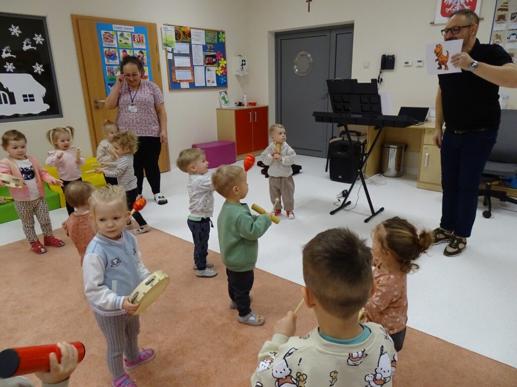 Dzieci naśladują odgłosy dinozaura