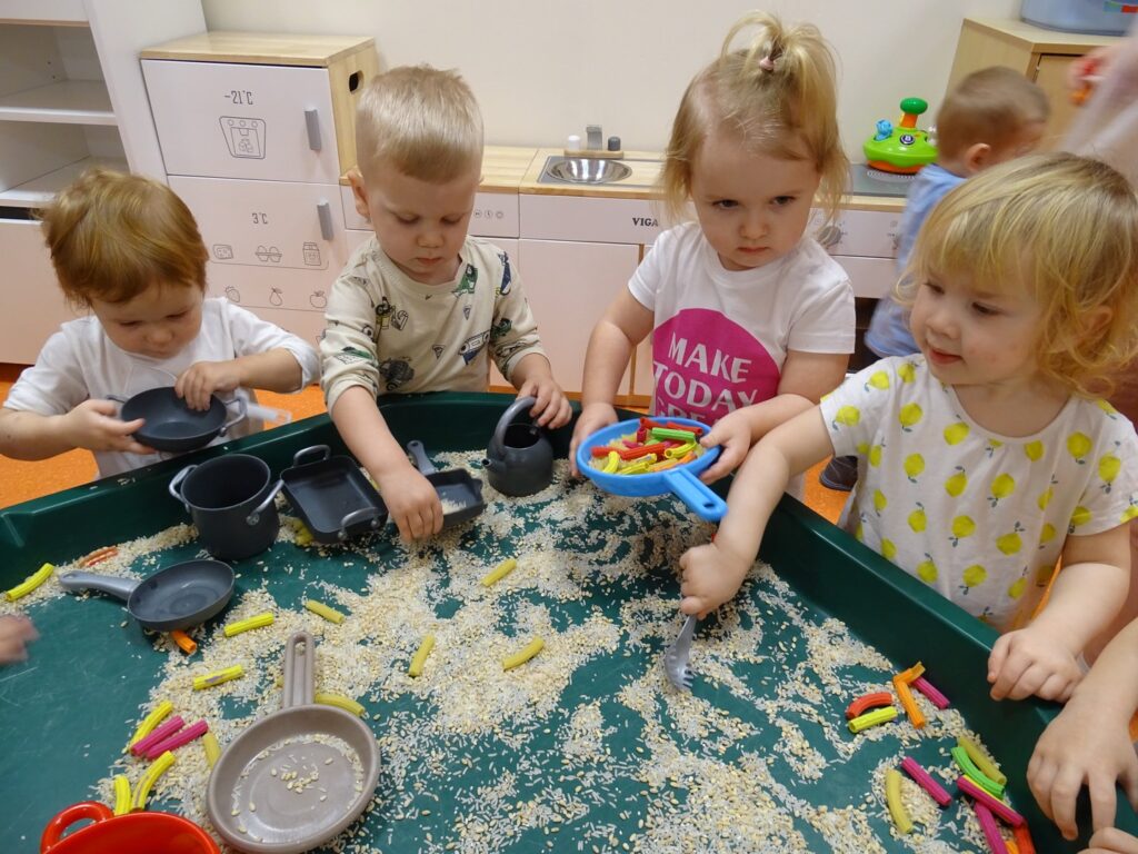 Dzieci stoją przy stoliku