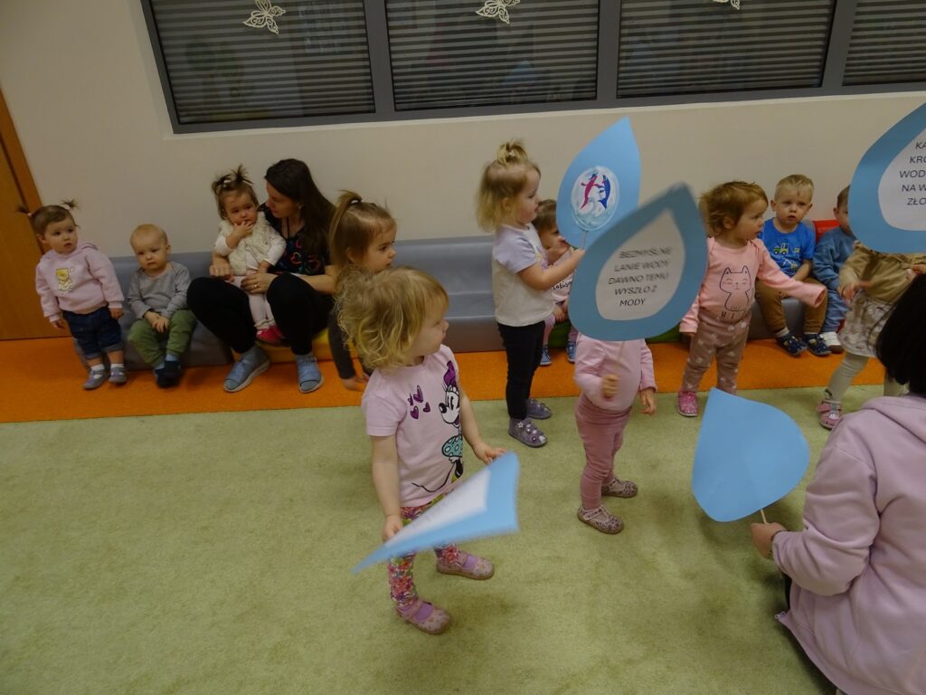 Dzieci trzymają kropelki