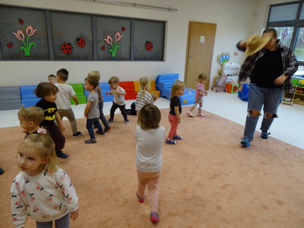 Dzieci wesoło bawią się w rytm piosenki