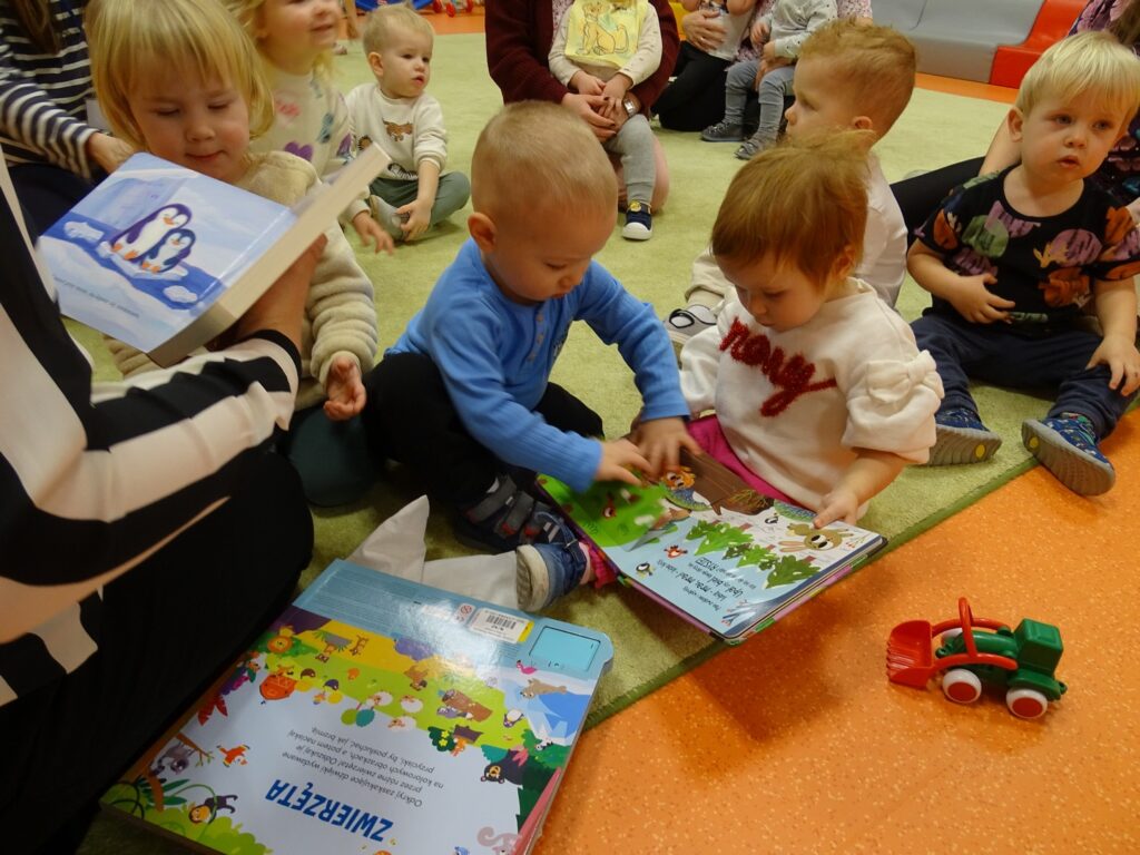 Dzieci z książeczkami