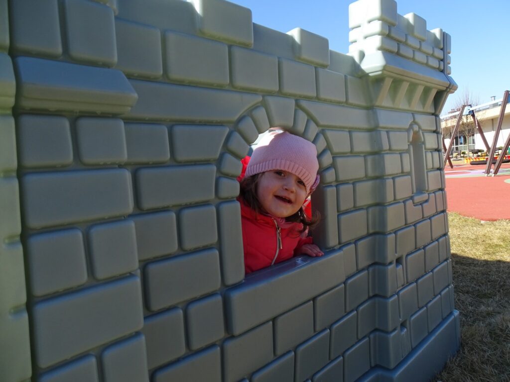 Dziewczynka wygląda przez okienko