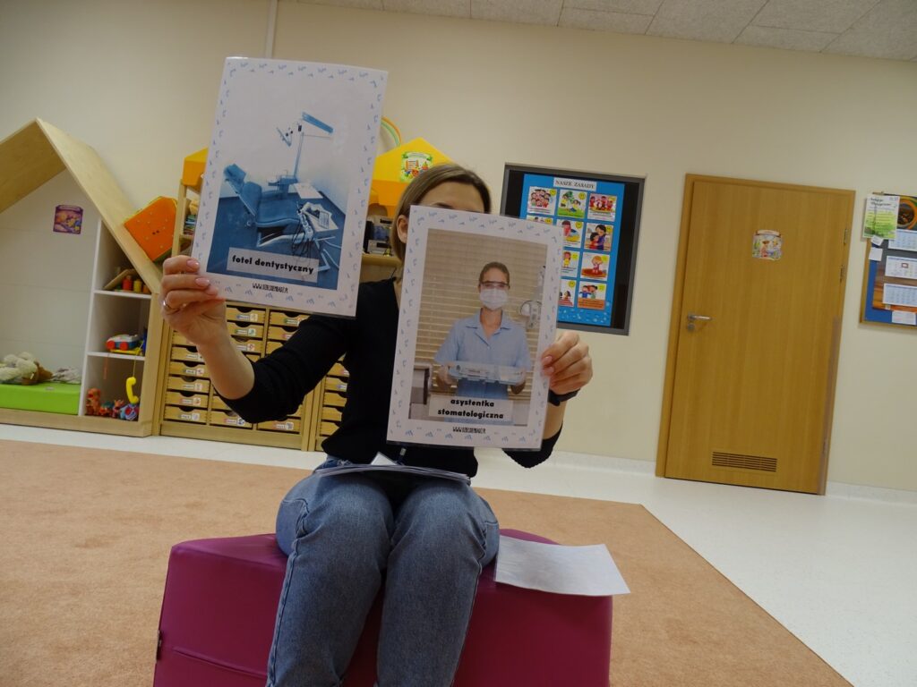 Opiekunka pokazuje zdjęcia