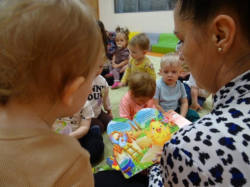 Pani czyta książeczkę