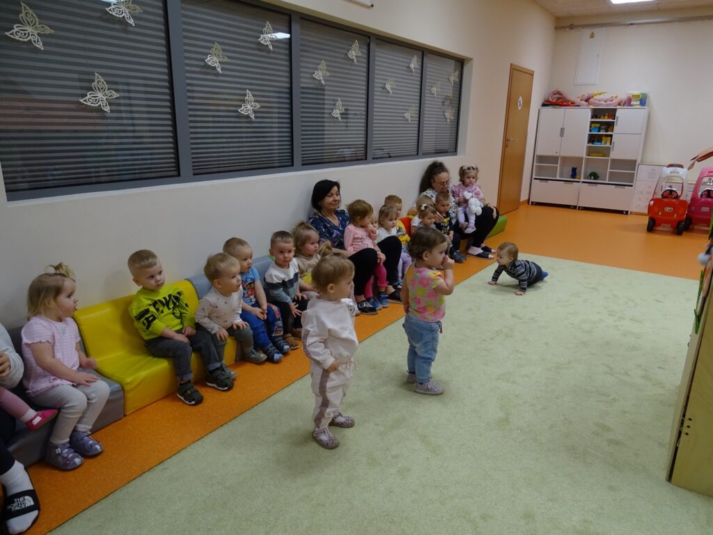 Wszyscy oglądają teatrzyk