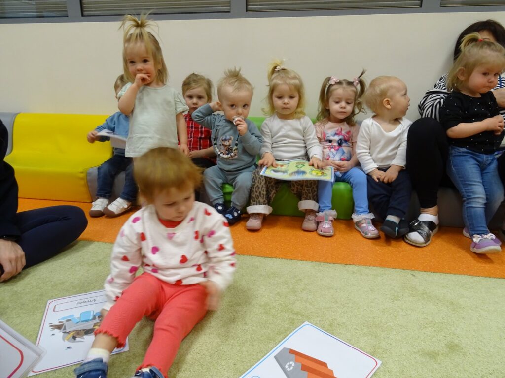 Wszystkie dzieci siedzą