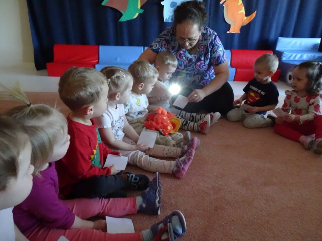 Chłopczyk świeci latarką